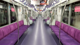ニュース画像：美しい「紫」の座席 2021年8月撮影(たなかいさん撮影)