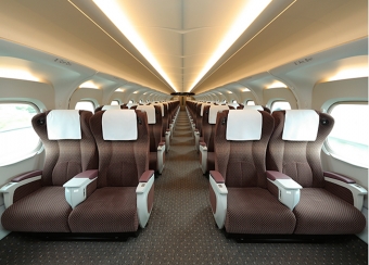 ニュース画像：座席・カーペットを同色とし、高級感のあるN700S新幹線グリーン車