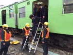 ニュース画像：異常時対応訓練で誘導されて列車から降りる乗客 - 「JR西日本、京都駅構内南留置線で警察、消防と合同の安全訓練実施 12月8日」