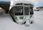 ニュース画像：ホームまで埋まっているJR北海道の車両 - 「JR北、札幌圏で2/8も始発から運転見合わせ決定 記録的な大雪で」