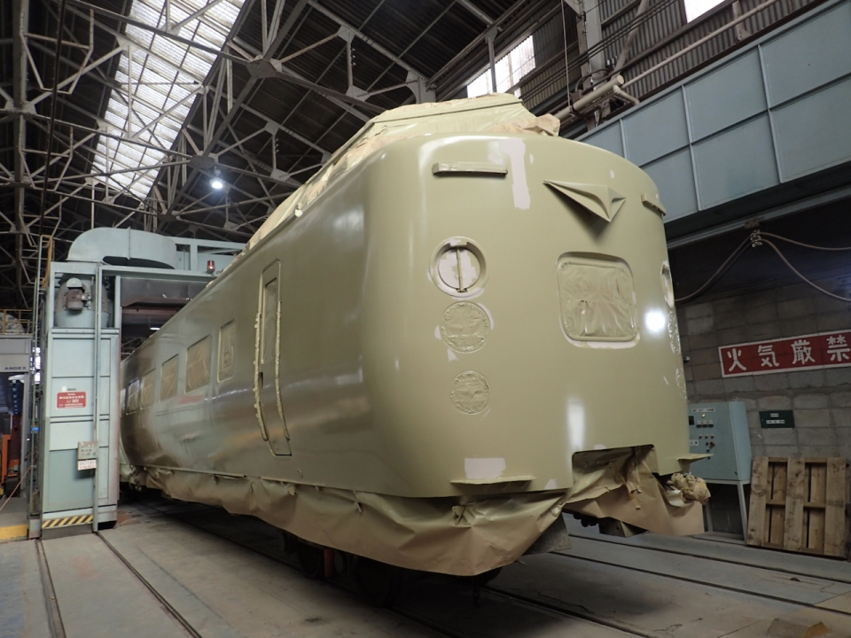 もしかして国鉄色？注目の381系「やくも」塗装風景 どんな仕上がりに