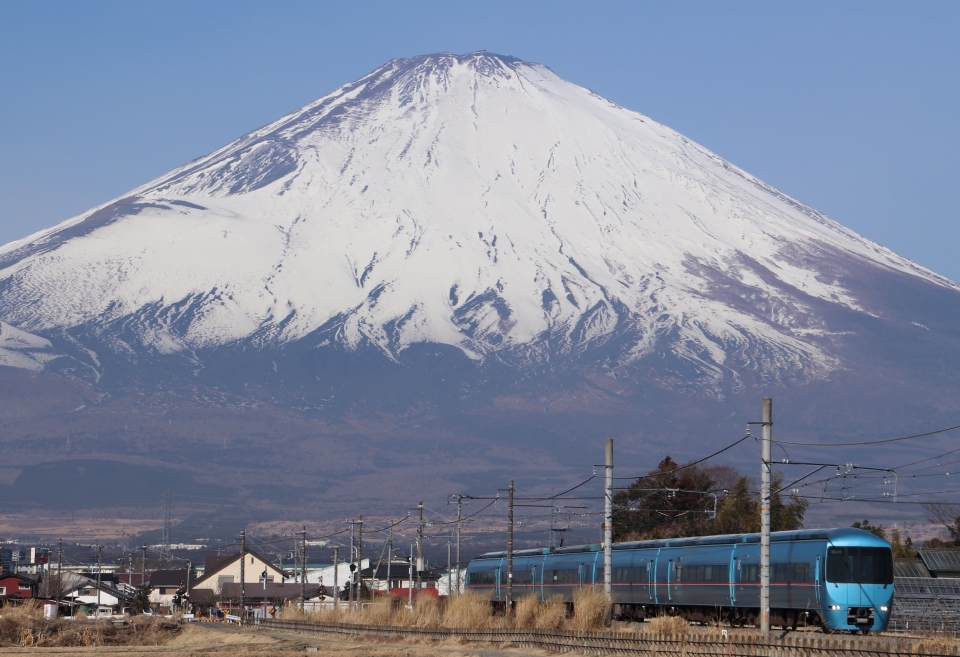 ニュース画像：富士山をバックに 2018年3月撮影(Speed_Birdさん撮影) - 「日本初の地下鉄直通座席指定特急、小田急60000形ロマンスカー「MSE」」
