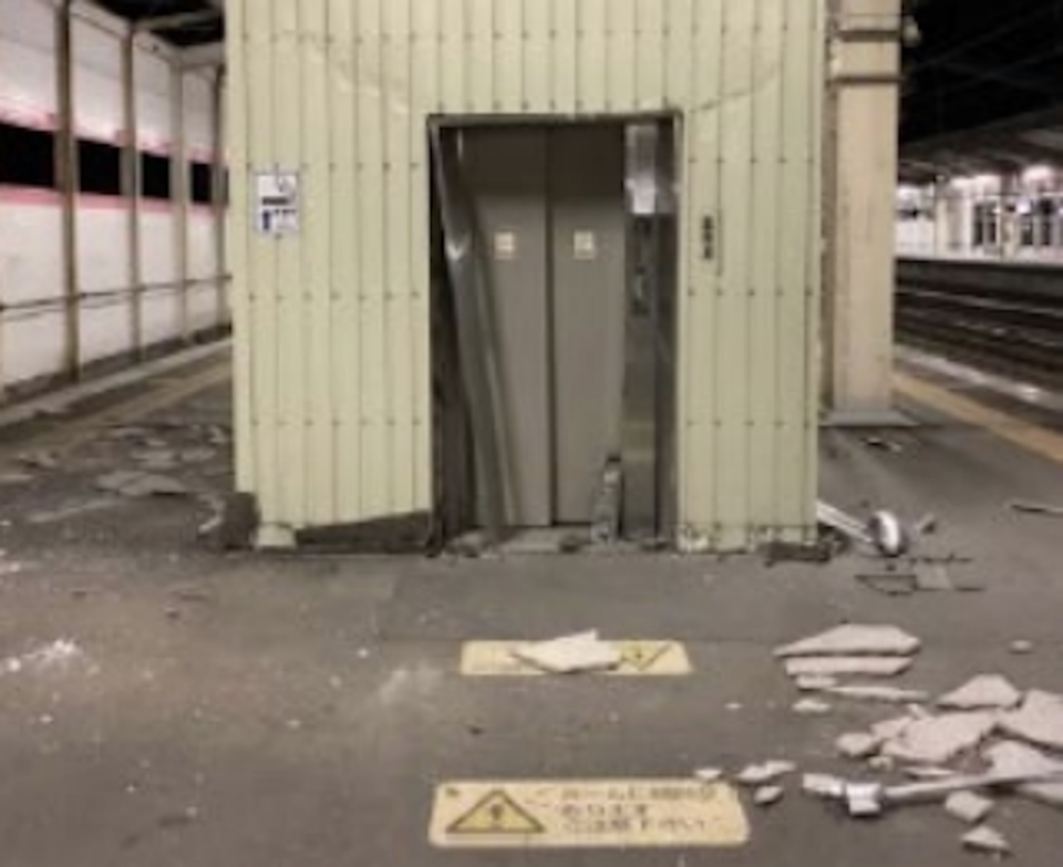ニュース画像 2枚目：福島駅壁面の破損