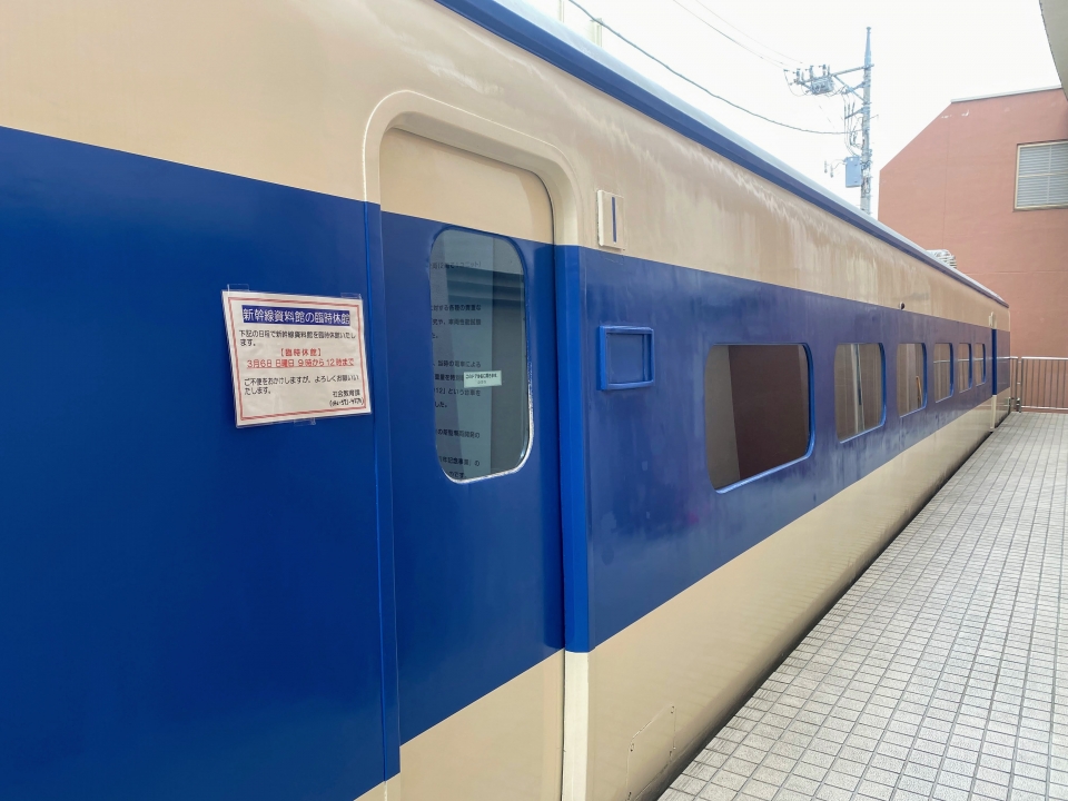 ニュース画像：新幹線資料館の入り口は手動でスライド - 「東京 新幹線技術開発の地で「E4系 Max」座席に座る」