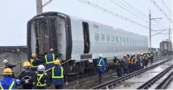 ニュース画像：脱線車両の車両の小移動の様子 - 「東北新幹線、脱線車両の移動は4/2頃の見通し 9両が載線完了」
