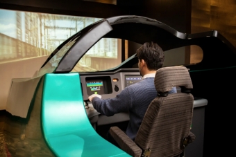 画像：映像は本物の走行風景で運転士気分！ - 「一般公開初！E5新幹線シミュレータがホテルに 宿泊・ランチプランで走行体験」