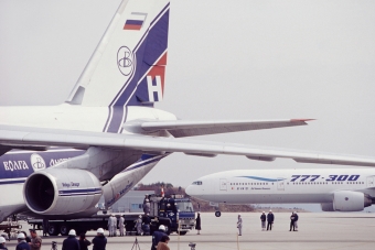ニュース画像：広電5000形を輸送際のアントノフ 広島空港の様子 Boeing 777-300 臨時特急7032Mさん 1999年3月13日 撮影