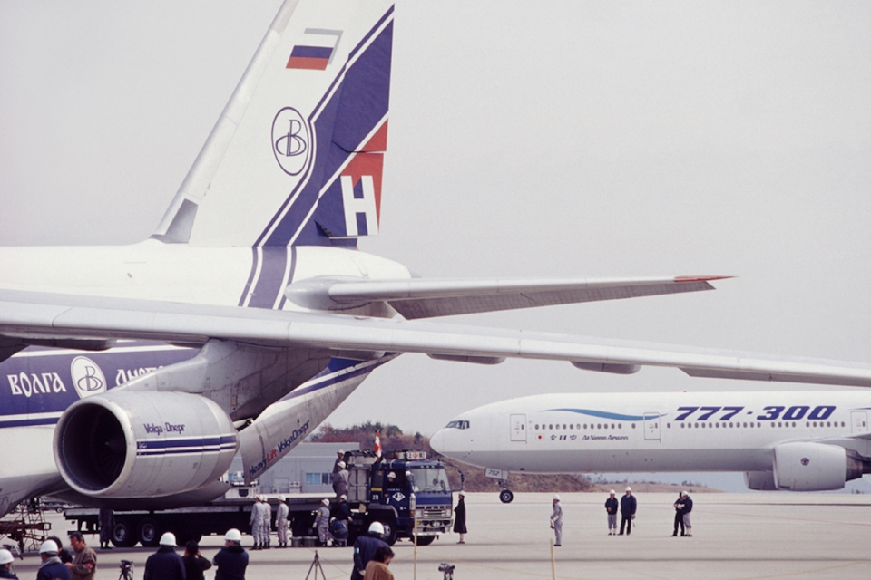 ニュース画像 9枚目：広電5000形を輸送際のアントノフ 広島空港の様子 Boeing 777-300 臨時特急7032Mさん 1999年3月13日 撮影