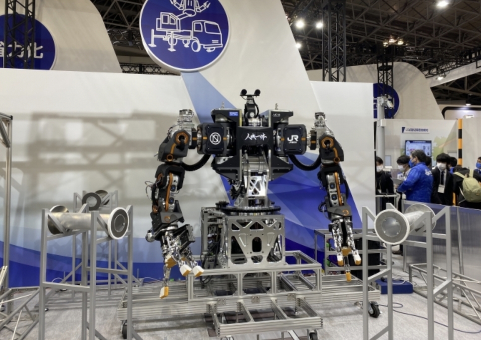 ニュース画像：「第7回 鉄道技術展」で公開された試作中の「零式人機 ver.1.0」の作業デモンストレーション - 「JR西日本、人型重機ロボット公開 2024年春実用化目指す 高所作業も安全に」