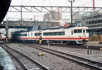 ニュース画像：懐かしい！登場時のカラーを纏うキハ183系特急「オホーツク」(キハ183系 鉄道のお爺さんさん 1988年08月22日撮影)