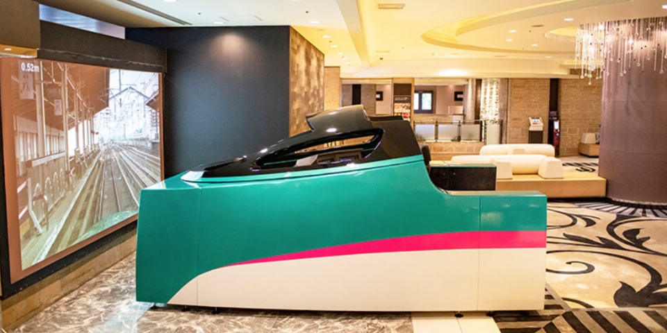 ニュース画像：ホテルロビーにE5系シミュレータが！ - 「運転士になろう！「トレインシミュレータルーム」のあるホテル 2022首都圏版」