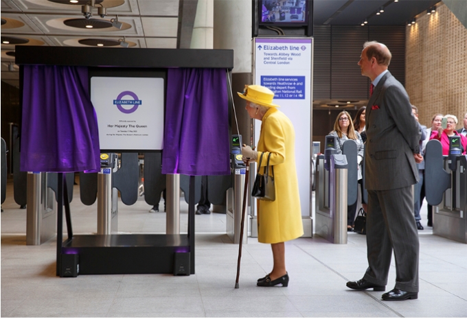 画像：「エリザベスライン」開通記念式典に登場したエリザベス女王 - 「ロンドン地下鉄「エリザベスライン」、開通記念式典に女王出席」