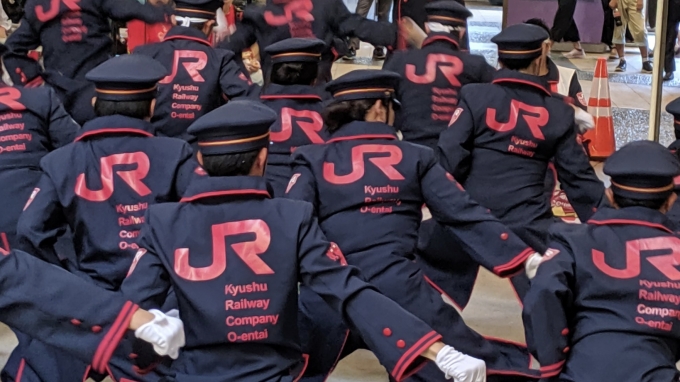 ニュース画像：長ランの後ろ姿も話題に - 「制服とは一風違った硬派な姿、JR九州「櫻燕隊」とは？」