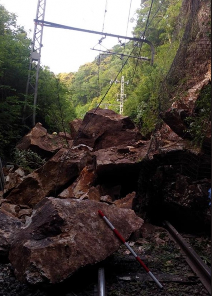 ニュース画像：飯田線 岩石落下現地の状況 - 「大きな岩石が線路を塞ぐ、飯田線 本長篠～中部天竜間 運転再開見込み立たず」