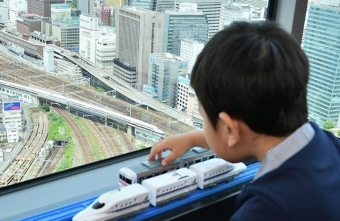 ニュース画像：眼科に見える電車を見ながらプラレール