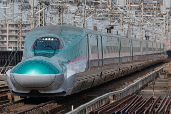 ニュース画像：最高時速320kmを誇ります(E5系新幹線 Tomo-Papaさん 2021年11月01日撮影)