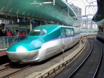 ニュース画像：ラインカラーが紫色のJR北海道の車両(H5系新幹線 さんたかさん 2016年03月27日撮影)