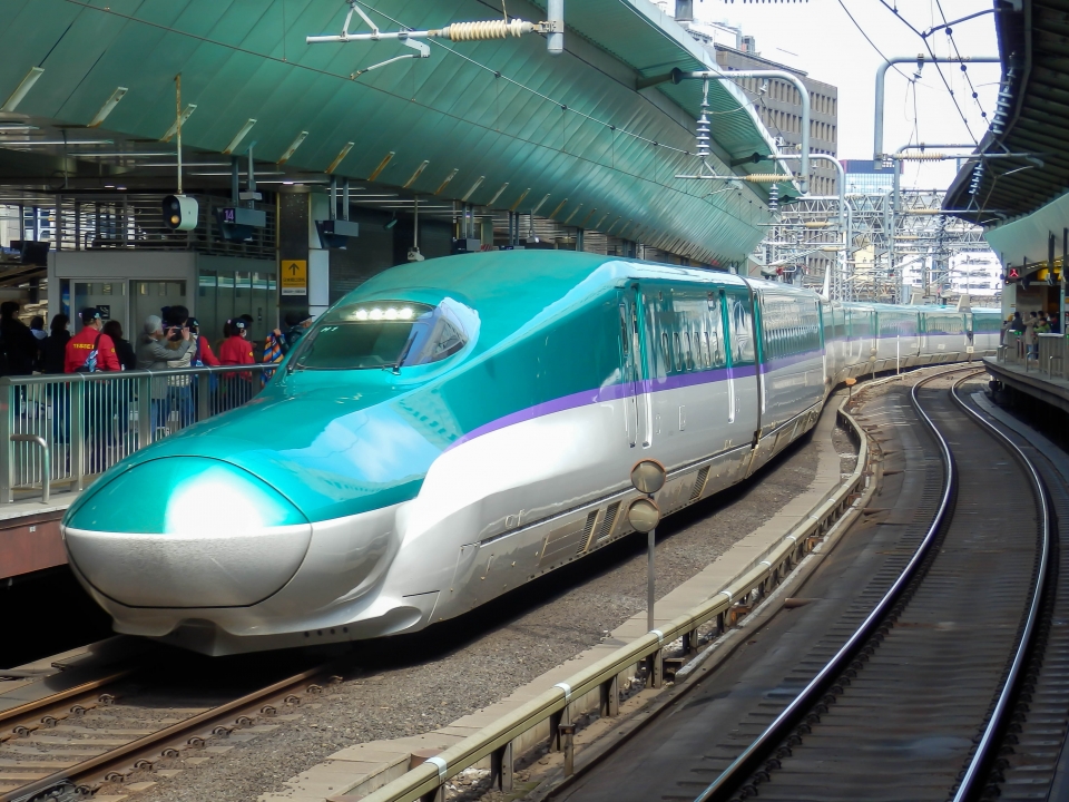 ニュース画像 2枚目：ラインカラーが紫色のJR北海道の車両(H5系新幹線 さんたかさん 2016年03月27日撮影)