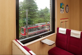 ニュース画像：ボックスシートに座って本物の箱根登山電車を望む