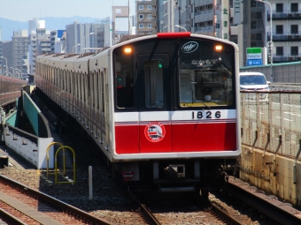 ニュース画像：営業運行終了直前、引退記念ヘッドマークを掲出する「1126F」大阪市営地下鉄10系 ウグイスさん 2022年07月02日撮影)