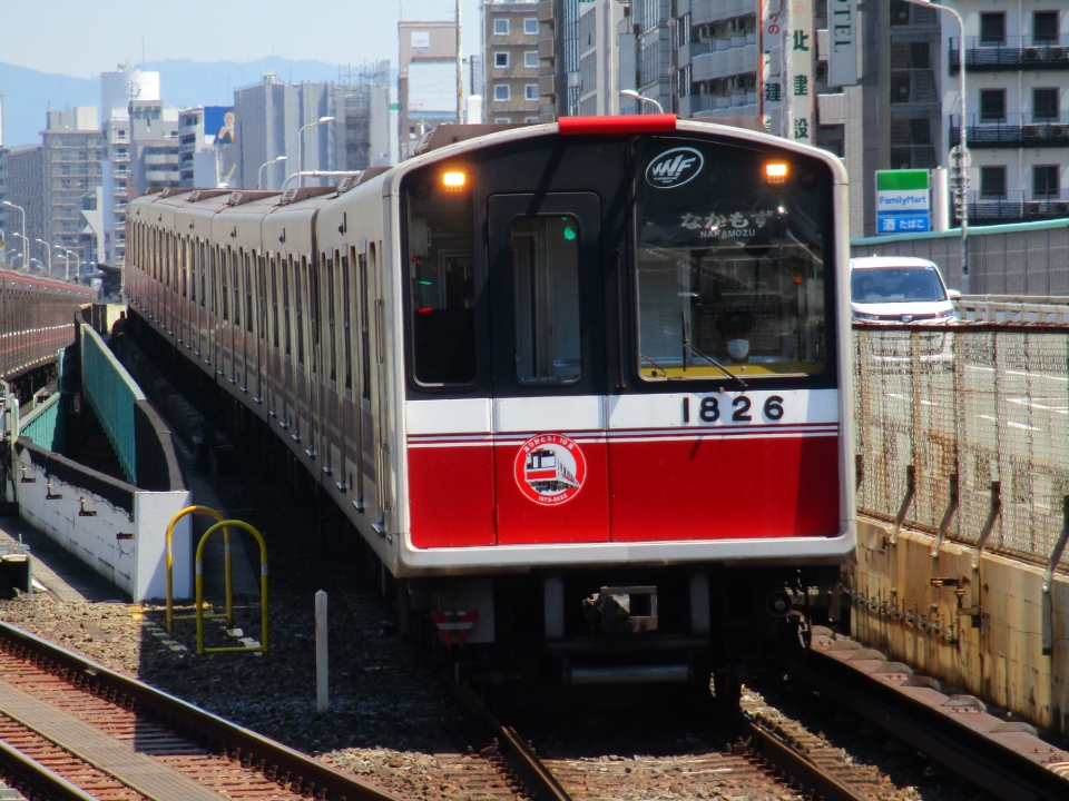 ニュース画像 1枚目：営業運行終了直前、引退記念ヘッドマークを掲出する「1126F」大阪市営地下鉄10系 ウグイスさん 2022年07月02日撮影)