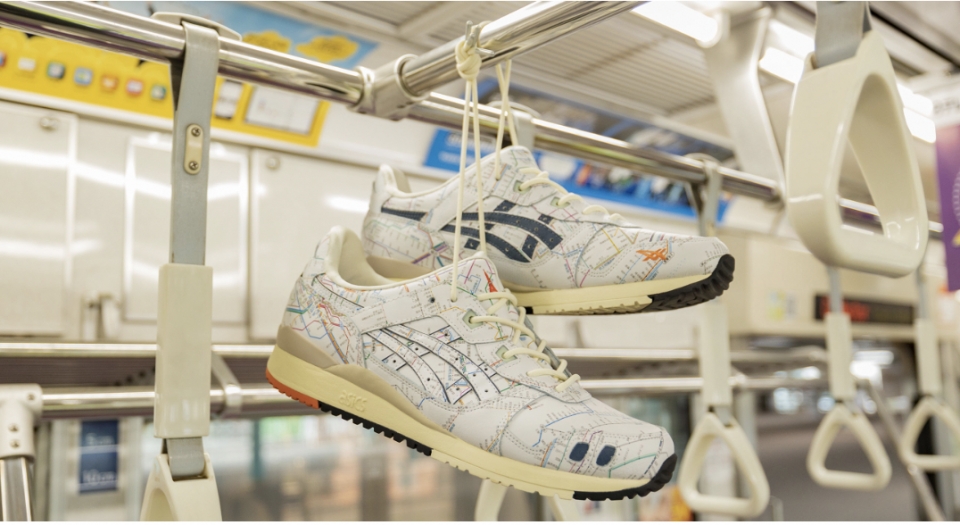 ニュース画像：これ履いて、東京の鉄道に乗ろう！ - 「東京の鉄道もう迷わないっ！路線図ぎっしりスニーカー「TYO SUBWAY」」
