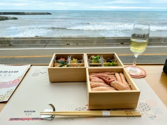 ニュース画像：日本海を望みながら地元産の料理をいただく贅沢な時間