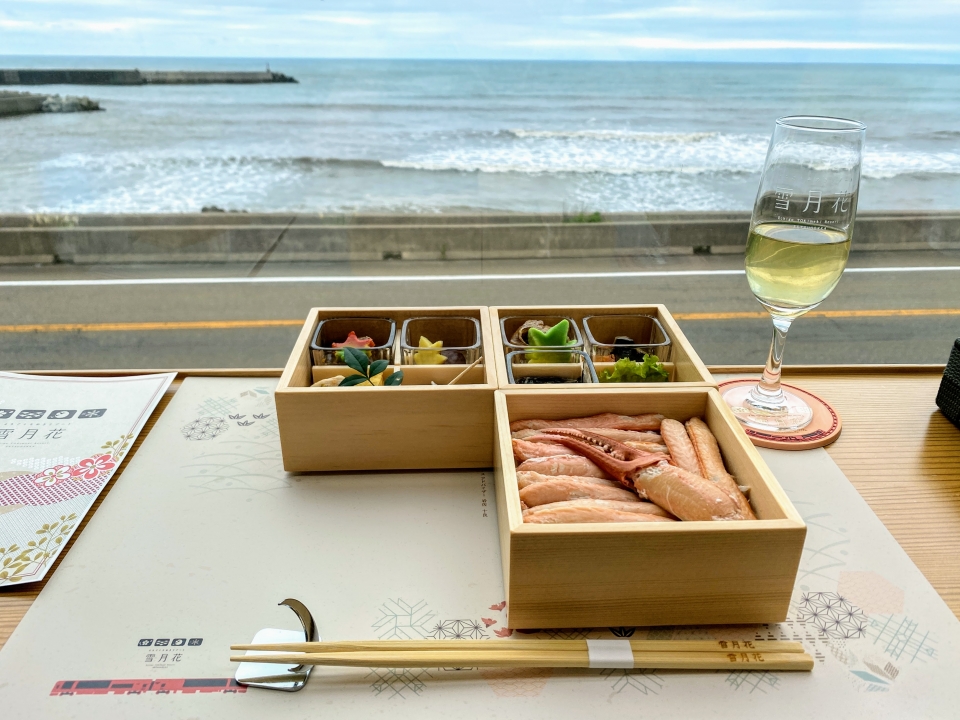 ニュース画像：日本海を望みながら地元産の料理をいただく贅沢な時間 - 「えちごトキめき鉄道の本気を見た！リゾート列車「雪月花」、食事リニューアルでさらに豪華に」