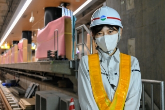 ニュース画像：今回のツアー発案者 JRTTへ出向している横畑さん 線路の上でニコリ