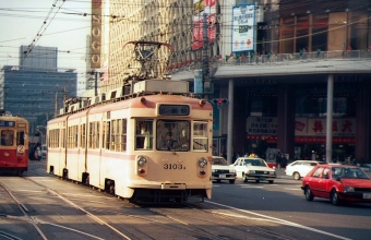 ニュース画像：「直通色」イメージ(広電3100形 norikadさん 1987年12月29日撮影) - 「広島電鉄、3100形で宮島線 直通色を復元　9月からリバイバル運行」