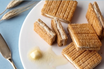 ニュース画像：バターとホワイトショコラの相性抜群の「シュガーバターサンドの木」