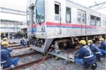 ニュース画像：脱線した車両を線路に復旧する訓練の様子 - 「京成電鉄、12月20日に宗吾車両基地で異常時総合訓練を実施 大地震を想定」