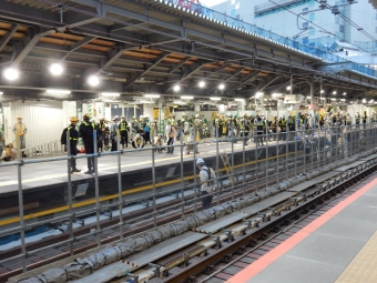 ニュース画像：2021年に実施した渋谷駅 山手線 内回り線路切換工事の様子(2021年10月24日乗車 脇往還さん撮影) - 「渋谷駅線路切り替え工事、山手線ホームが1つに！外回り一部区間運休 2023年1月7・8日」