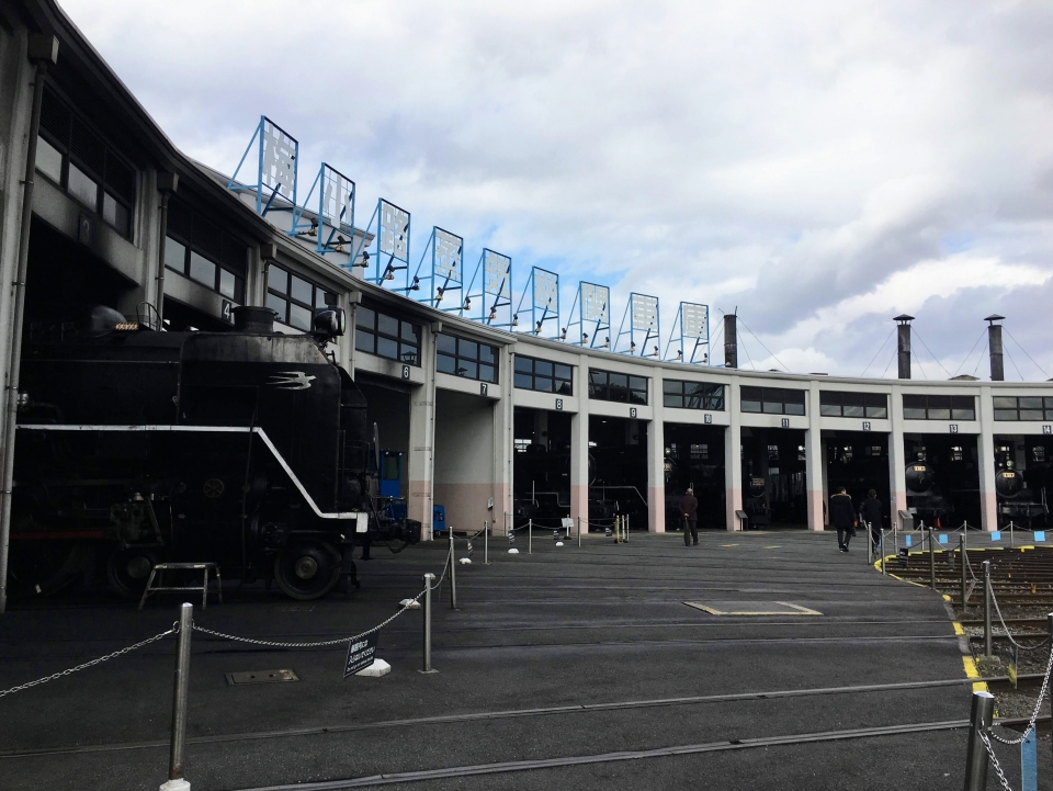 ニュース画像：京都鉄道博物館の扇形車庫 - 「なんで？京都鉄道博物館に「ベンツ」展示！しかも扇形車庫で 11/19から」