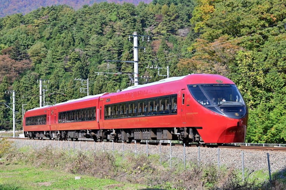ニュース画像 1枚目：富士山麓電気鉄道で活躍する「富士山ビュー特急」(富士急8500系 ポン太さん 2021年11月03日撮影)