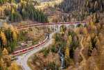 ニュース画像：見えている列車、これ全部繋がっている1編成！ - 「世界一長い100両編成がアルプスを走る！スイス レーティッシュ鉄道 「ギネス記録」認定」