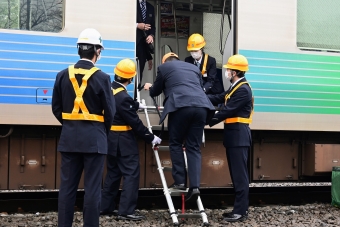 ニュース画像：運輸部による避難誘導訓練 安全に乗客を列車から降ろしていきます