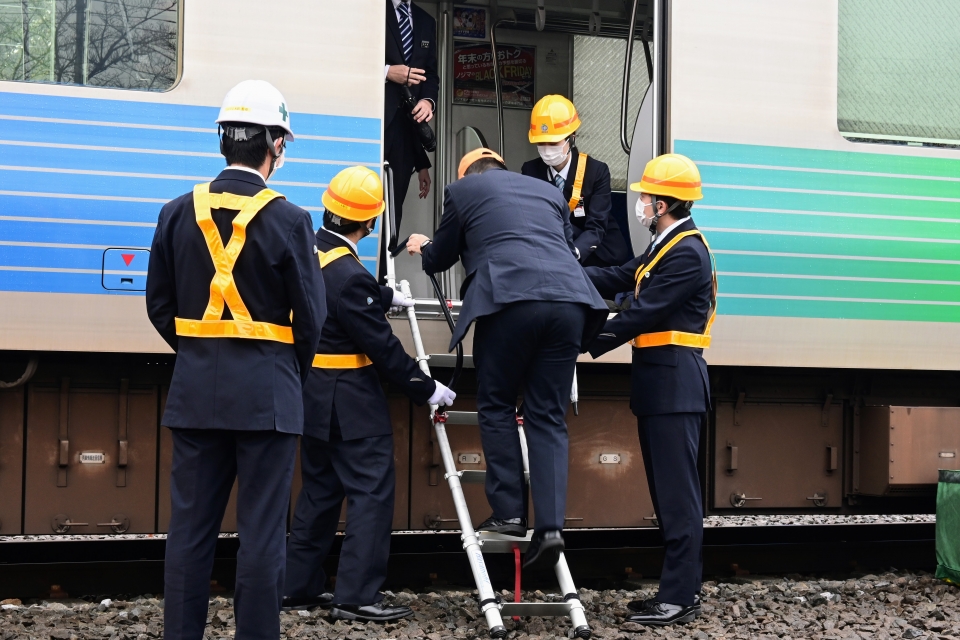 ニュース画像 1枚目：運輸部による避難誘導訓練 安全に乗客を列車から降ろしていきます
