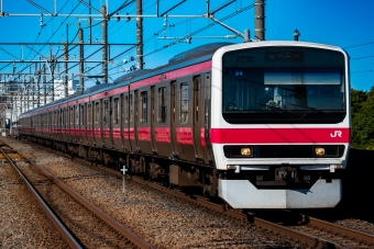 ニュース画像：京葉線唯一の209系500番台「赤帯」(209系 E.n.dさん 2022年12月12日撮影)