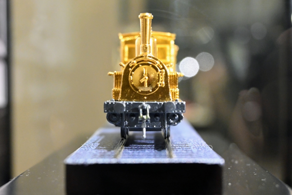 ニュース画像 3枚目：「純金製1号機関車」正面