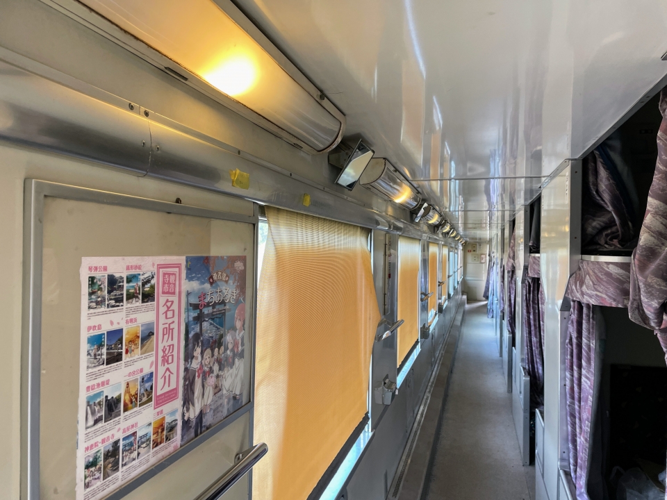 ニュース画像：「瀬戸」の車内通路 - 「香川到着から2年…「四国遍路の駅 オハネフの宿」、ついに4月8日オープン！」