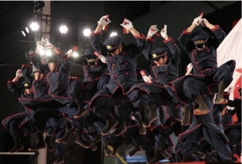 ニュース画像：凛々しい舞を披露するJR九州「櫻燕隊」