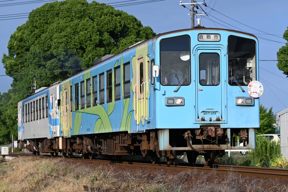 ニュース画像 1枚目：ひまわり塗装の「304号」(水島臨海鉄道MRT300形 わんべあさん 2022年08月29日撮影)