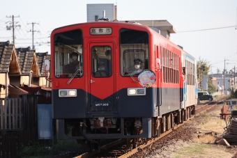 ニュース画像：営業開始50周年記念塗装の「303号」(水島臨海鉄道MRT300形 norikadさん 2022年10月02日撮影)