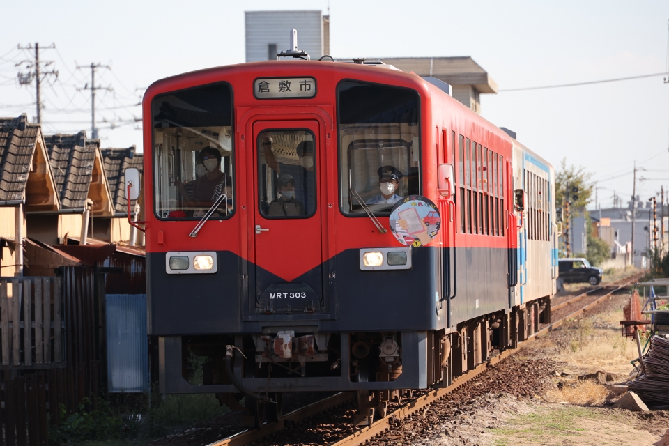 ニュース画像 2枚目：営業開始50周年記念塗装の「303号」(水島臨海鉄道MRT300形 norikadさん 2022年10月02日撮影)
