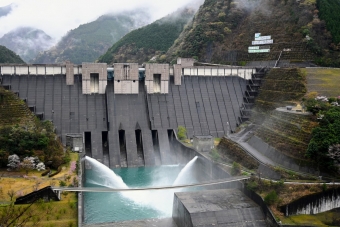 ニュース画像：長島ダム ちょうど放流をしていました