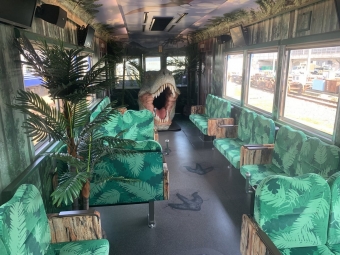ニュース画像：まるでテーマパークのような「恐竜列車」車内