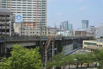 ニュース画像：田町駅付近から分岐してきた高架線を走る大汐線(手前側)と東海道新幹線回送線(奥側)
