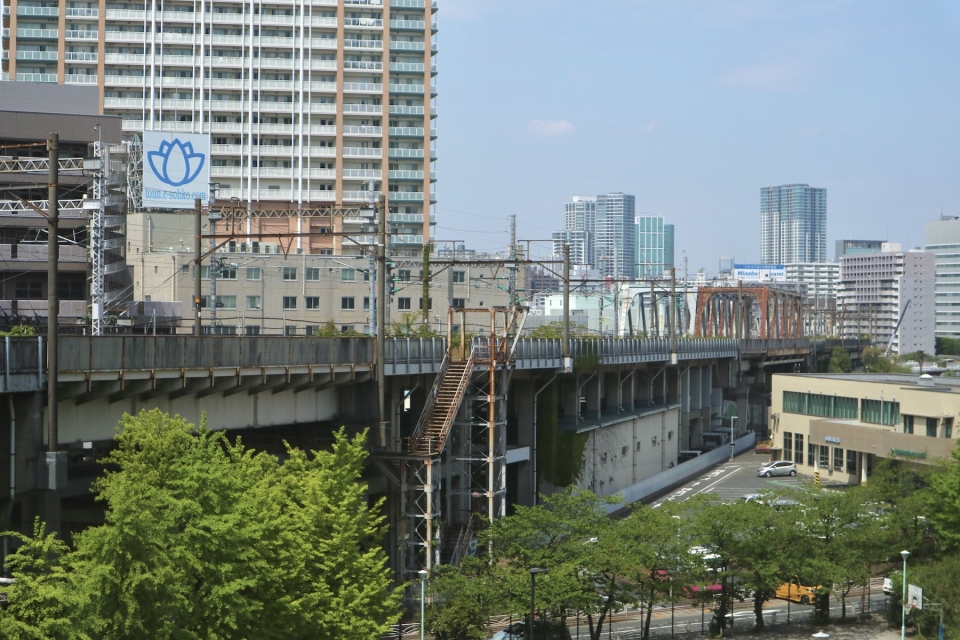 ニュース画像 6枚目：田町駅付近から分岐してきた高架線を走る大汐線(手前側)と東海道新幹線回送線(奥側)