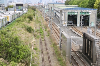 ニュース画像：左の線路が羽田アクセス線用地、その左部分にさらに線路が敷設されます　右側はりんかい線の車庫
